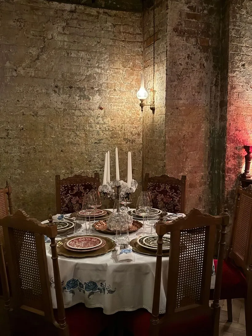Kameralny stolik w restauracji Dusk & Olive